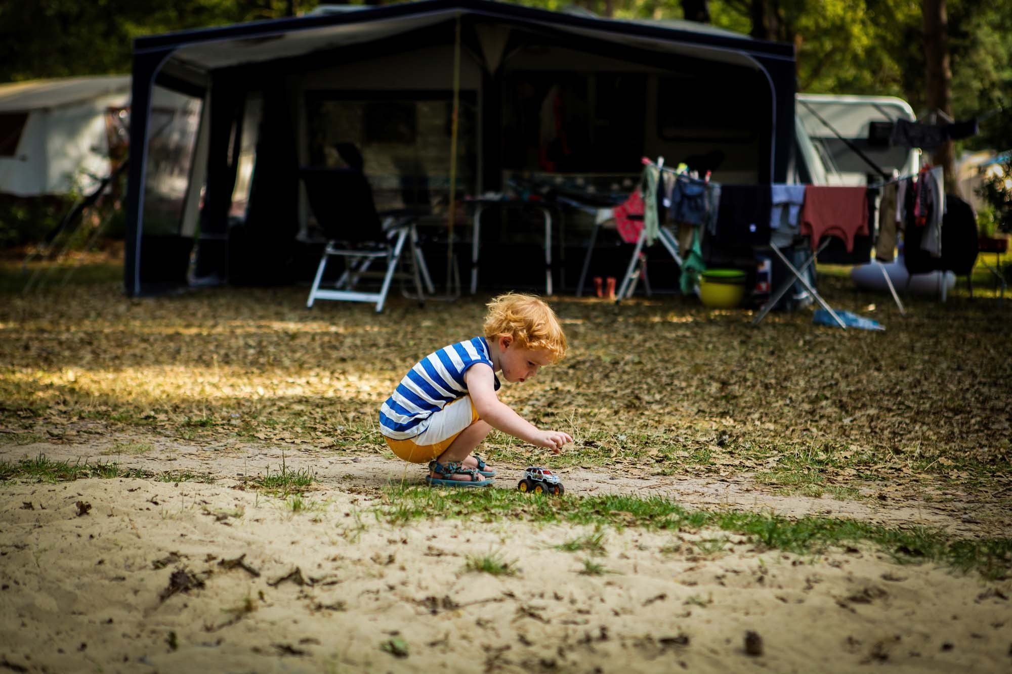 Spelend kind berenkuil